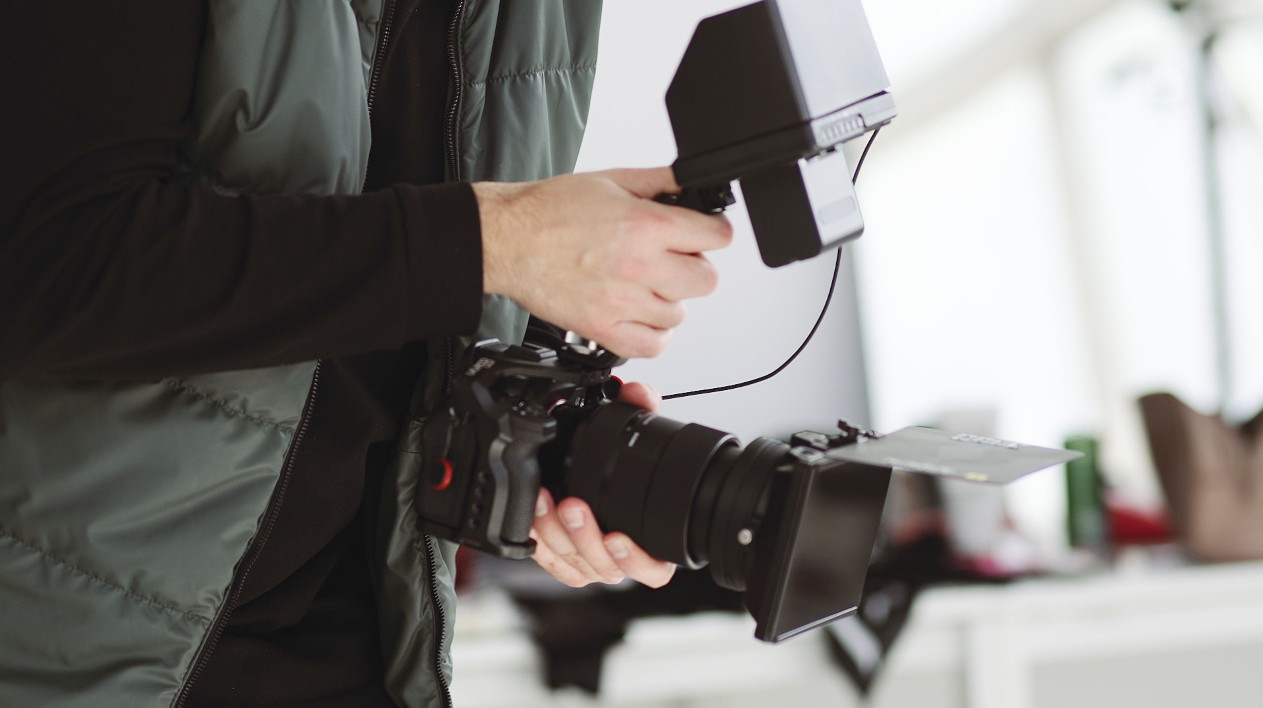 Kamerzysta ślubny z kamerą filmową podczas nagrania - współpraca Lot Trzmiela Films